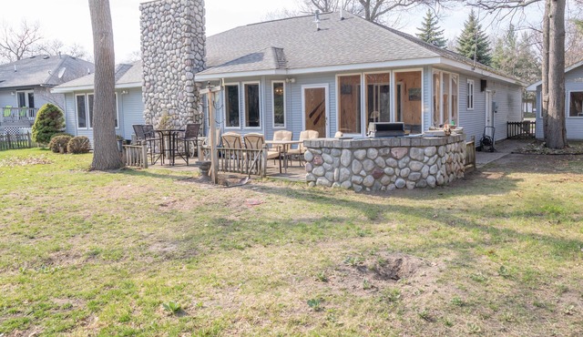 Spacious Custom Caseville home Steps 2 Beach/Woods in Caseville