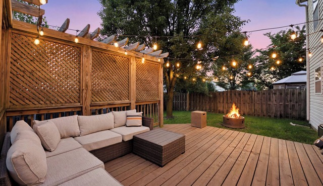 Spacious for Groups & Families~Hot Tub~Private Yard~Walk to Ruoff~Dog Friendly!