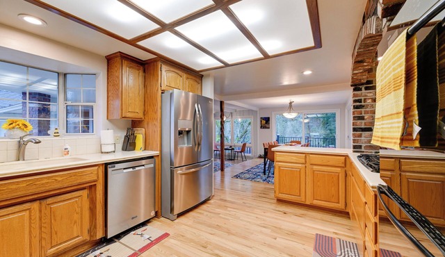 Spacious Grants Pass Home w/Hot Tub & Views!