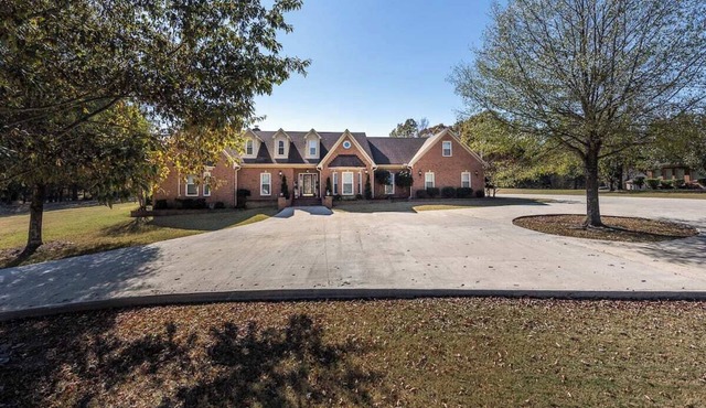 Spacious Home for Large Families & Special Groups. Lots of Parking & Activities.