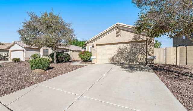 Spacious home with private heated pool with waterfall, putting green & firepit