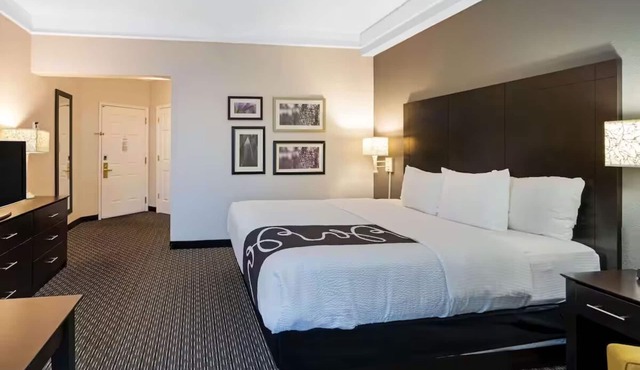 Spacious King Retreat at La Quinta Inn, Near Golf and Shopping Centers