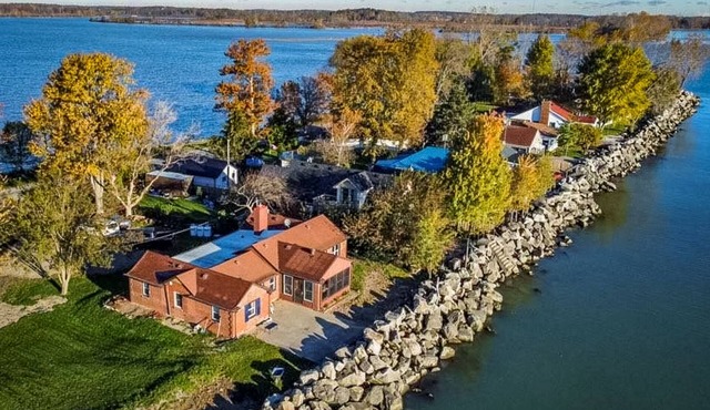 Spacious Lakefront Cottage near Point Pelee - Hot Tub + Yard + Pet Friendly in Leamington