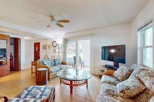 Spacious Seaside Cottage w/Sunroom – 1-Minute Walk to Vilano Beach in St. Augustine