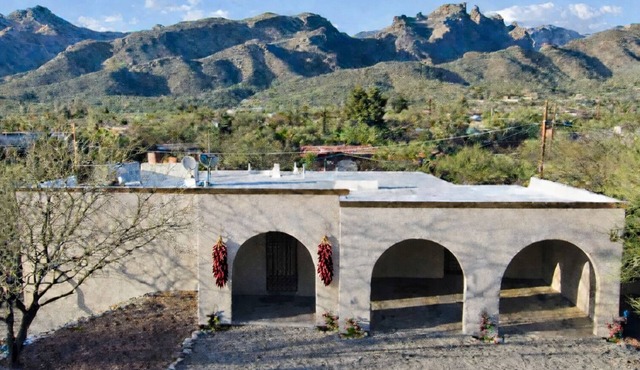 Spectacular Mountain Views 2 Kitchens Sleeps 14 Tucson Foothills