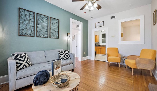 Steps from Downtown~King Bed~UPSTAIRS~Cozy Stay