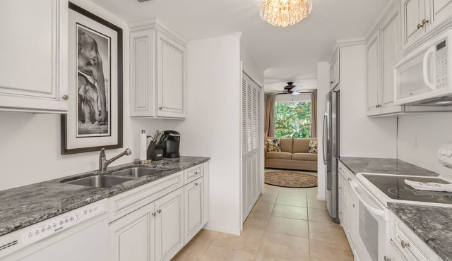 Stunning 2 Bed 2Bath+Den Minutes Away From The Beach and Gomez Tennis Academy