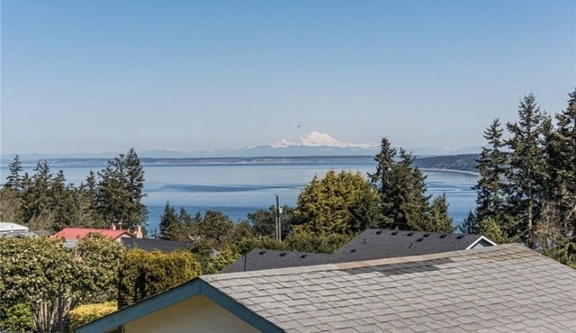 Stunning views, beach and hiking access, spacious