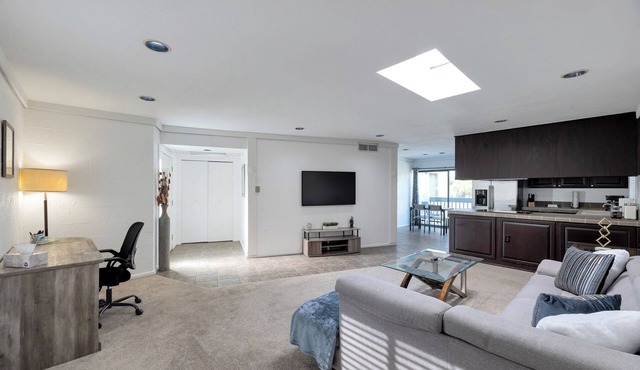 Stylish Biltmore Condo w/Pools, Mtn Views & Wi-Fi