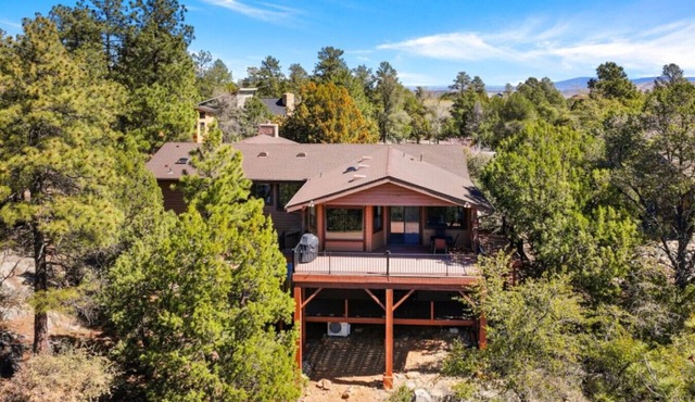 Summit Lodge- Sleeps 10, 4 Full Bath, Pet Friendly