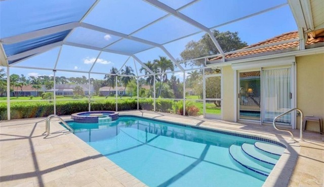 SUPERB LAKESIDE VILLA WITH PRIVATE HEATED POOL - NAPLES
