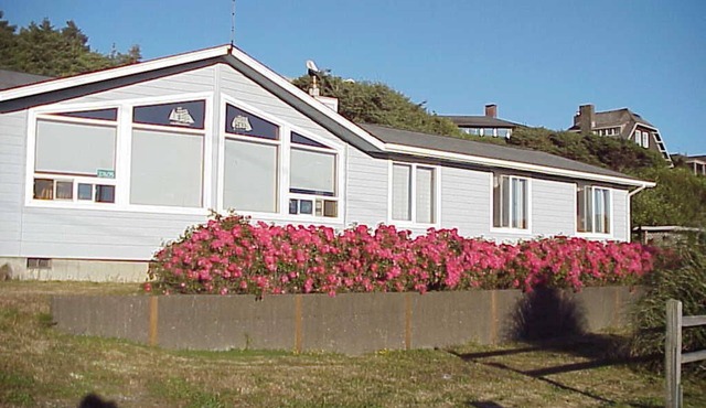 Surfwatcher: Great Ocean View, Across from Beach in Neahkahnie. Sleeps 8