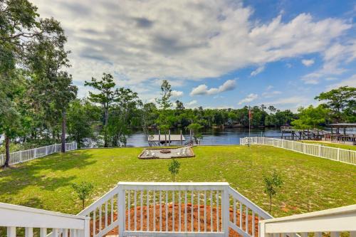 Suwannee River Retreat: Dock & Screened Porch!