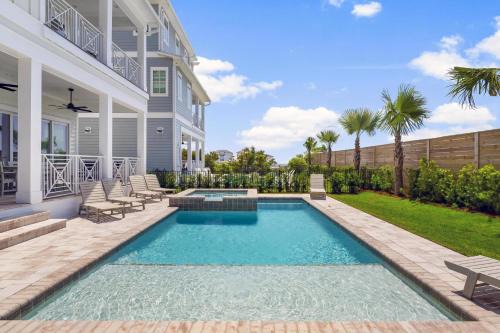Tango Waves With Pool, Elevator, And Beach Views in Destin