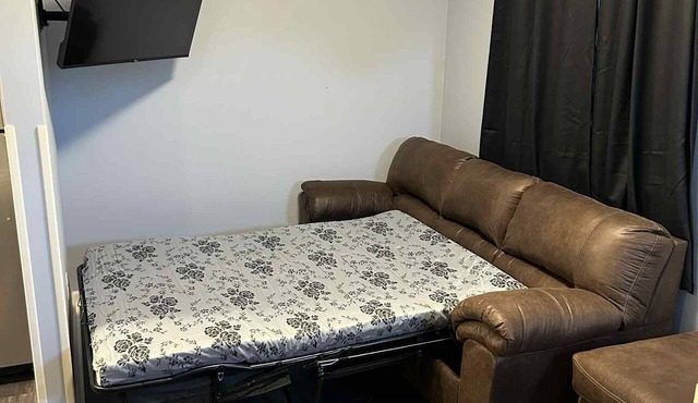 The Rustic Railroad Studio 5 Min to HWY 63 Kitchen + Washer/Dryer