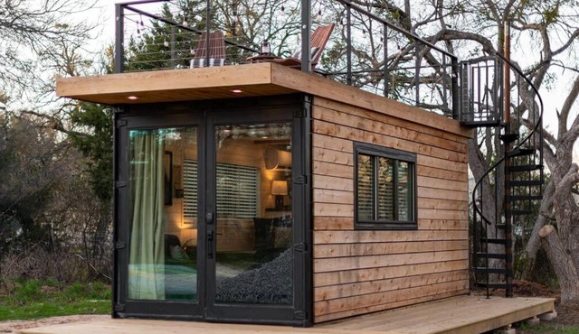 The Stable Tiny Container Home-12 min to Magnolia