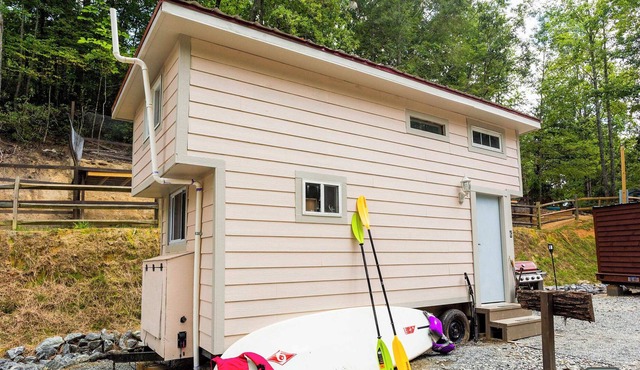 Tiny House “Light & Lofty” + Games, Lake Lure 2 mi
