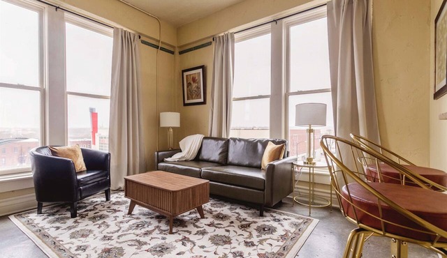 Top Floor 2 Bedroom Loft Overlooking Downtown!