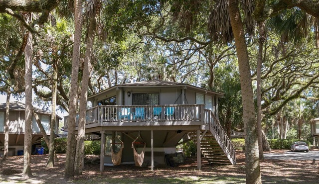 Treehouse Escape - Walk to Beach + Private Deck