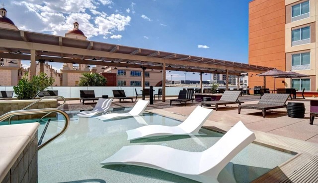 Tucson Treasure! 2 Comfortable Units. Onsite Parking, Breakfast, Pool!