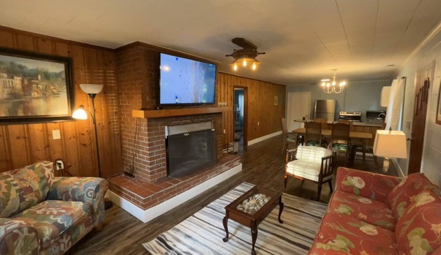 Two-bedroom/One bath Waterfront Cottage with Dock
