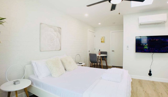 Unique poolside studio - less than a mile to Old Town