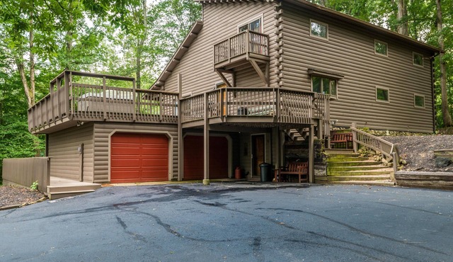 Unique secluded cabin, cathedral ceiling, gas cook range, pool table ,hot tub