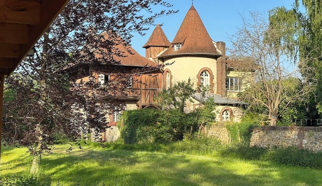 Unique. "Villa fleurie" on the Fontainecourt estate with artists' studios. in Glos-sur-Risle
