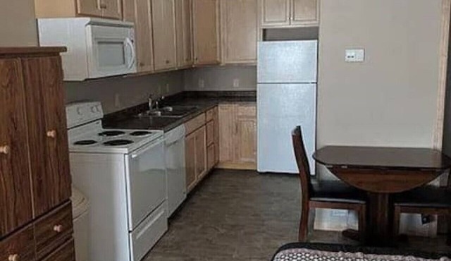 Unit 2: Cozy Studio Microhotel with full kitchen. in Harvey