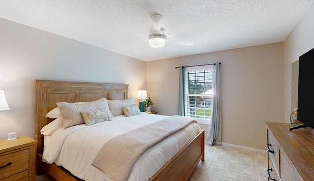 Updated condo in Park Shore! Near beach, Venetian Village and Waterside Shops.