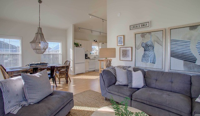 Walk to Ocean! Chic 'Summer House Cottage'