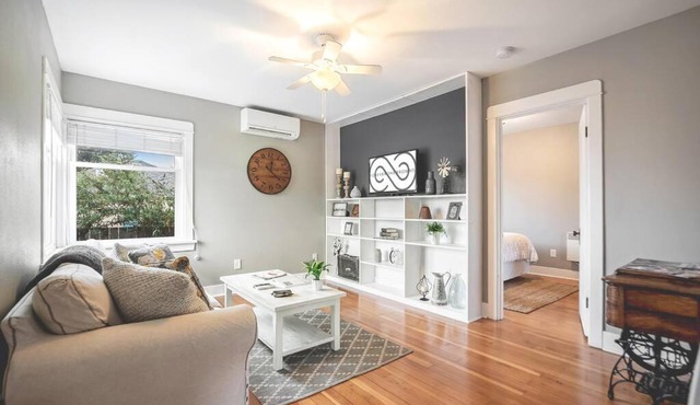 Walk to the waterfront! The Cozy Cottage