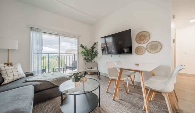 Walkable 3 bed with Balcony,Parking, King Bed