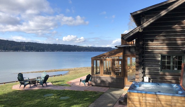 Waterfront Home, Solarium & Hot Tub, Kayaks, Close to Seattle and Olympic Mtns