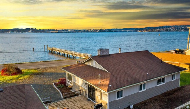 Waterviews, Gameroom, close to DT, & Ferries!