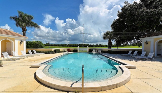 Windsor Lodge Unit 15, studio, close to the beaches, pool access