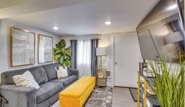 Work & Explore Downtown Tacoma! Convenient Condo
