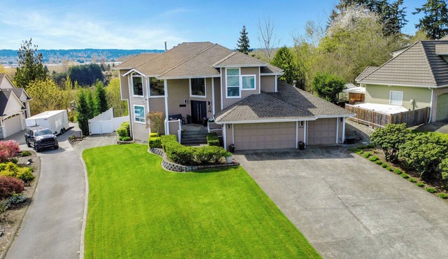 World Cup Basecamp w/Luxe Mtn Views in Edgewood. Close to transit. Sleeps 6-9.