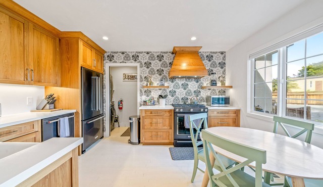 Your Dream Seaside Vacation! Charming 2 BDR Home