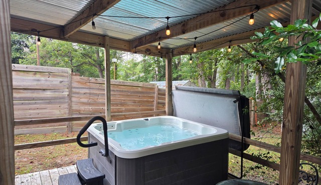 Zen 2 Hideaway With Hot Tube Between Downtown and the Beach