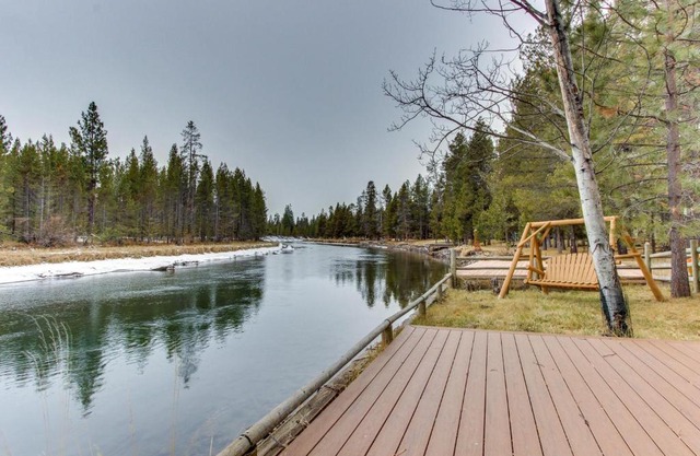 Log Cabin Riverfront Getaway in Three Rivers