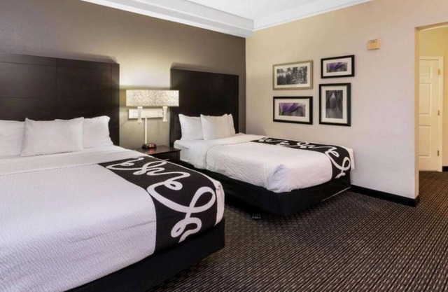 Prime Location! 2 Sleek Units, Onsite Pool, Free Parking, Free Breakfast