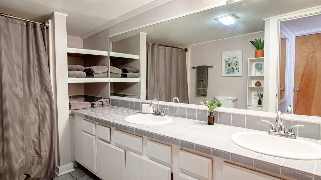 Photo of Bathroom in Old City